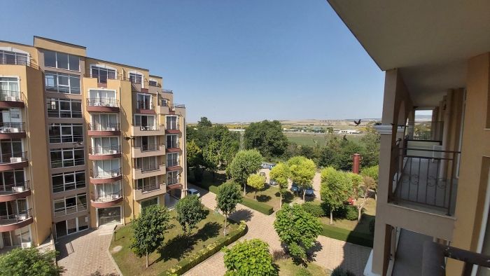 Меблированная двухкомнатная квартира с видом на море