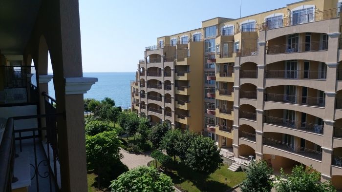 Меблированная двухкомнатная квартира с видом на море