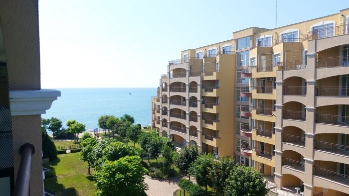 Меблированная двухкомнатная квартира с видом на море