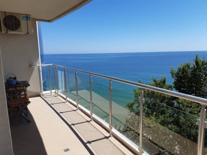 Сдаётся в аренду: двухкомнатная квартира в комплексе «Сильвер Бич», первая линия у моря